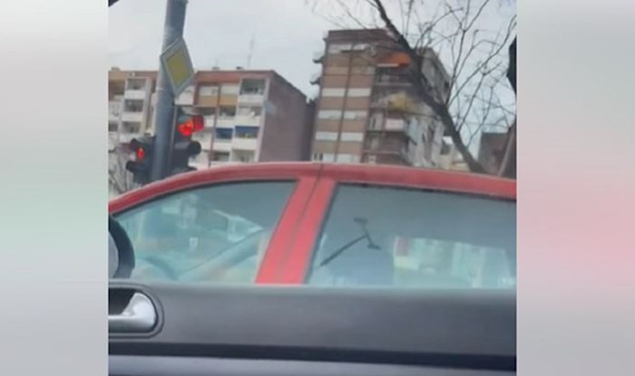 Susret automobila na semaforu u Splitu izazvao je salve smijeha na Fejsu, morate vidjeti ovaj hit
