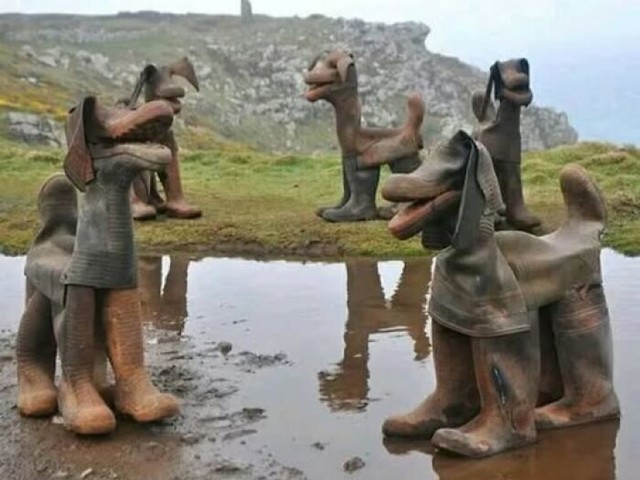 Skulpture pasa od starih gumenih čizama