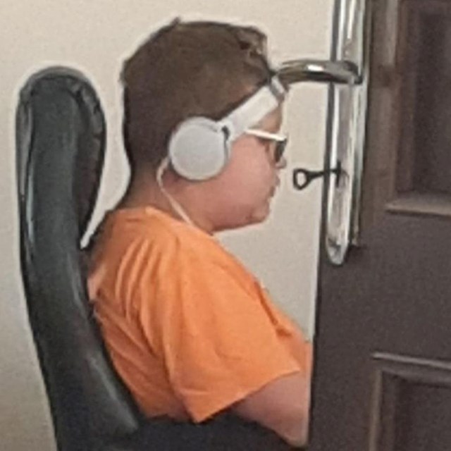 Moj brat ovako nosi slušalice