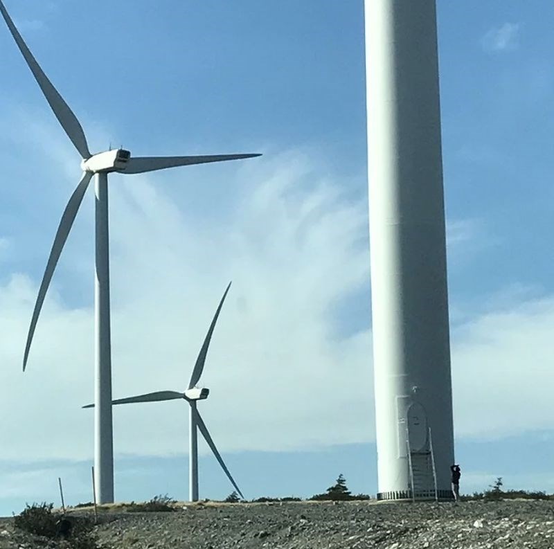 Pravu veličinu vjetroturbina možete percipirati samo fotografiranjem pokraj jedne od njih.