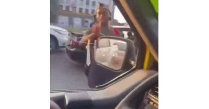 Turisti u Africi ostali su u šoku kada im je prišao ulični prodavač s najbizarnijom ponudom ikad