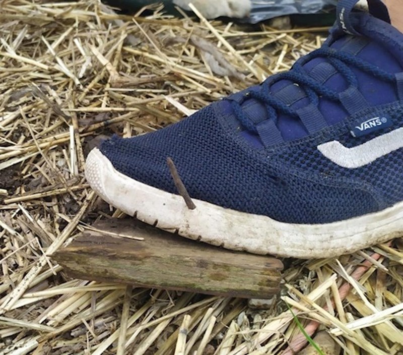 Radio je ispred kuće i ugazio na čavao