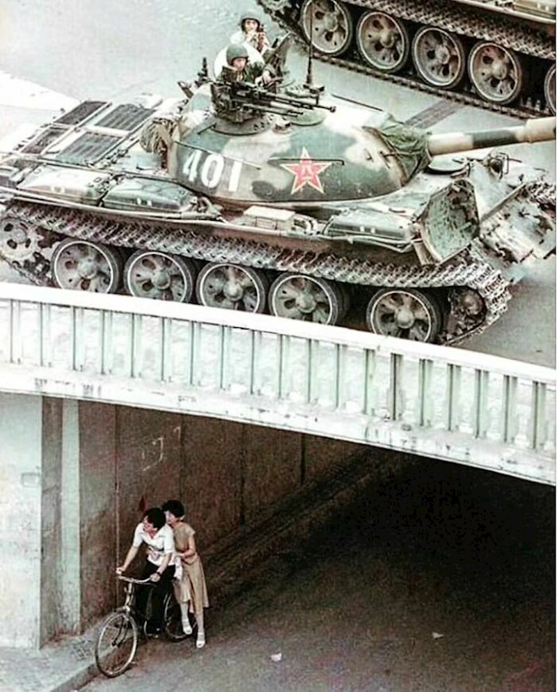 Muškarac i žena koji se skrivaju ispod mosta nakon masakra na trgu Tiananmen, 1989.