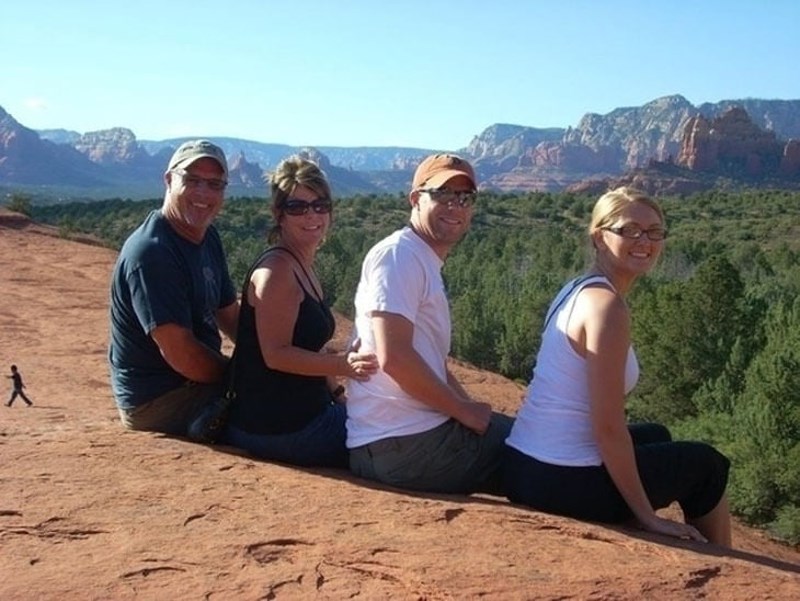 Ovo nije obitelj divova - samo su se fotografirali na planini koja se savršeno stopila sa stijenom ispod nje. Pokušajte uočiti malog čovjeka