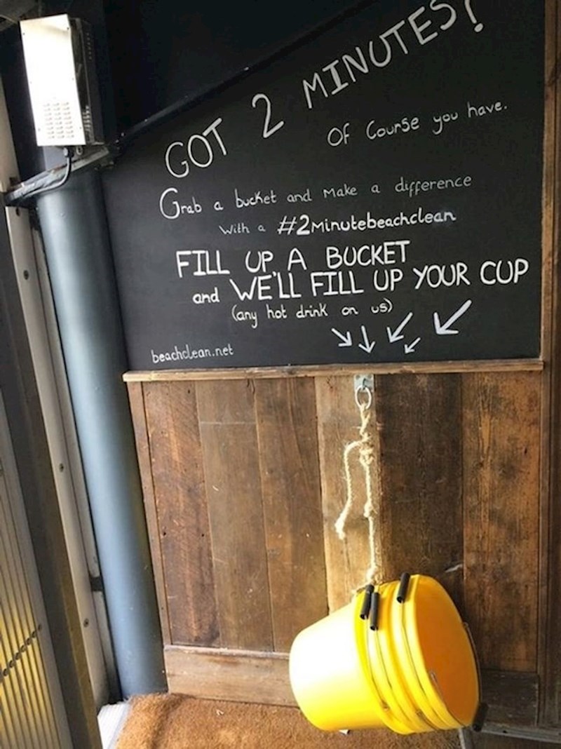 Beach bar nudi besplatno piće ako odvojite nekoliko minuta i prikupite otpad s plaže u ovu kantu!