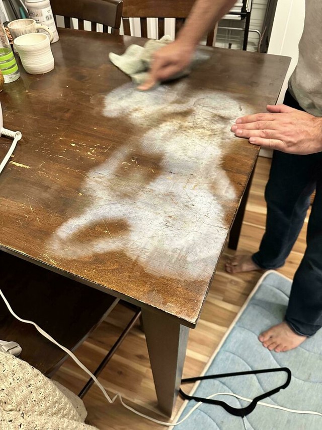 Glačanje na blagovaonskom stolu