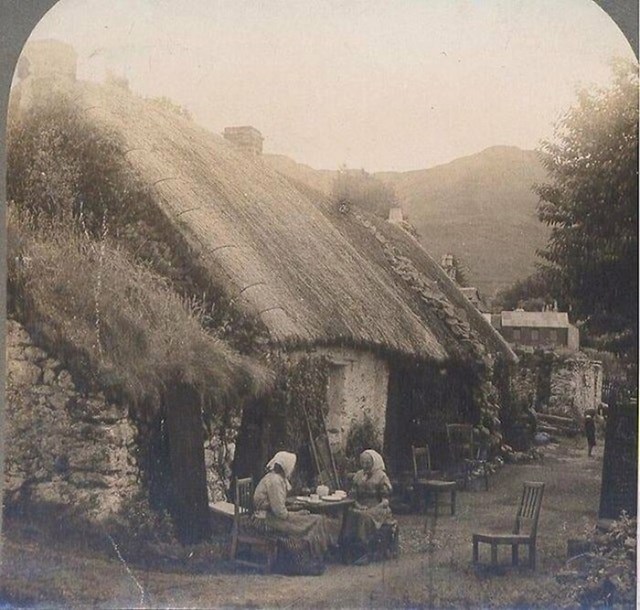 Dame piju čaj u škotskom gorju, oko 1910.