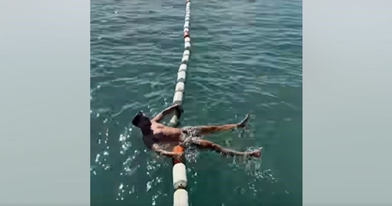 Svi, ali svi radimo istu stvar kada se kupamo i dođemo do "očenaša". Video je hit!