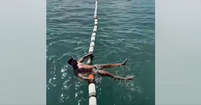 Svi, ali svi radimo istu stvar kada se kupamo i dođemo do "očenaša". Video je hit!