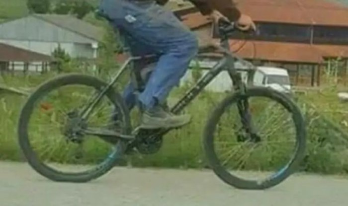Biciklist fotkan negdje u Srbiji totalni je hit na mrežama, jedan detalj ukrao je cijeli show