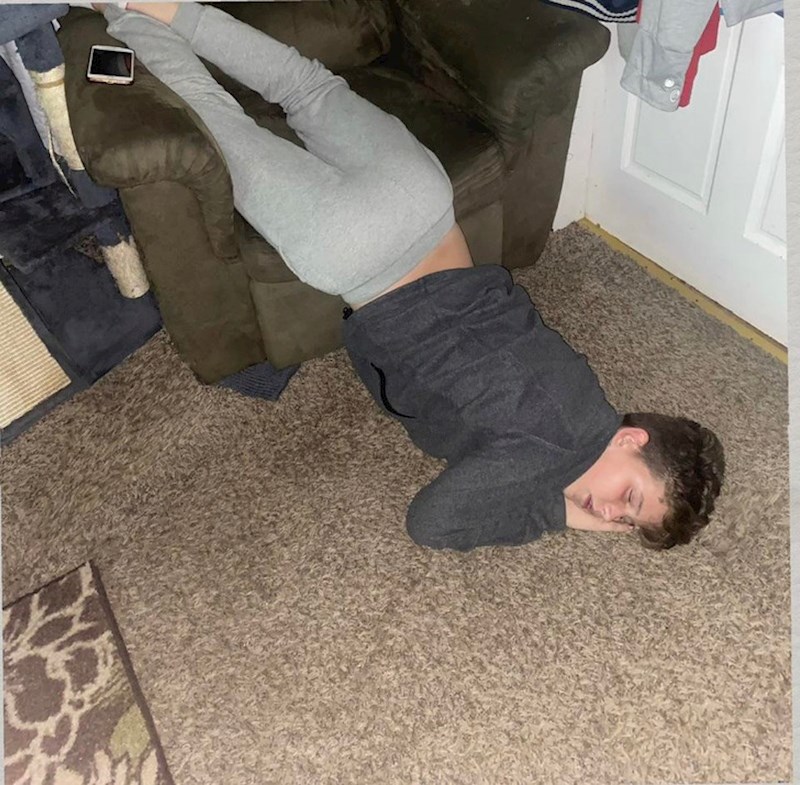 Uvijek spava u najneudobnijim pozama i na najneobičnijim mjestima