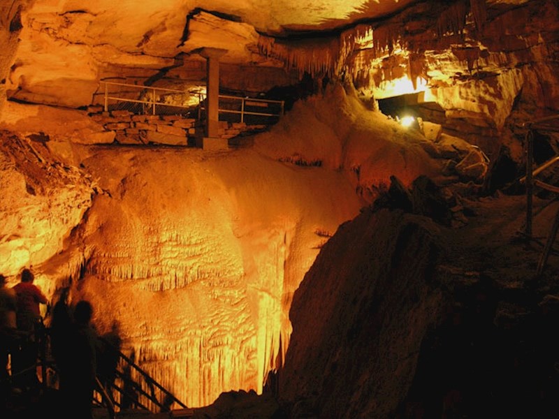 Kentucky ima više špilja nego bilo koje drugo mjesto na svijetu. Najduži špiljski sustav, poznat kao Nacionalni park Mammoth Cave, nalazi se u ovoj državi na istočnoj obali.