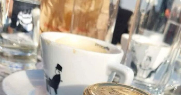 Prizor iz Vodica oduševio je ekipu na Fejsu, pogledajte u čemu je netko donio eure za platiti kavu