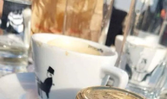 Prizor iz Vodica oduševio je ekipu na Fejsu, pogledajte u čemu je netko donio eure za platiti kavu