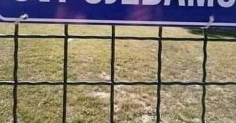Upozorenje na ogradi negdje u Bosni nasmijalo je Fejs, ovoj obitelji ne valja stati na žulj