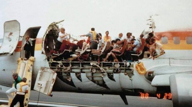 Zrakoplov Aloha Airlinesa bez krova usred leta