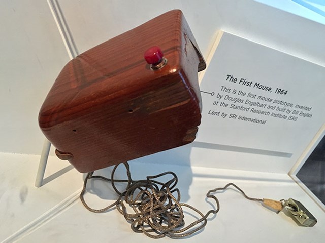 Prvi računalni miš (1964.), izumio Douglas Engelbart