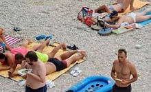 Fotka s plaže u Dalmaciji i ovo je ljeto viralni hit, tisuće na Fejsu umiru od smijeha na ovu scenu