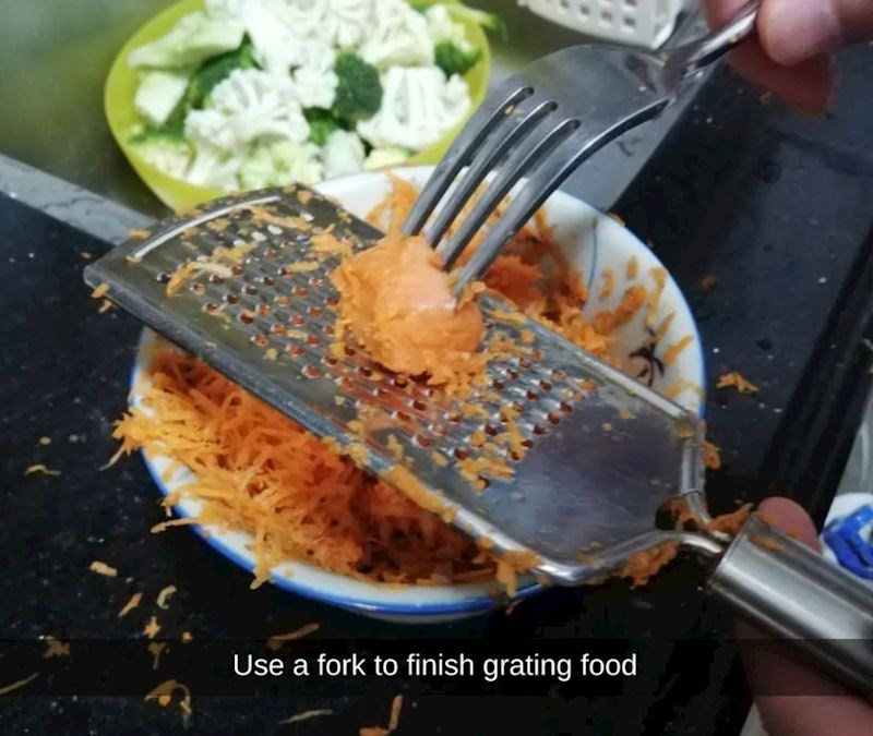 Za izribati sitne komade hrane, koristite vilicu