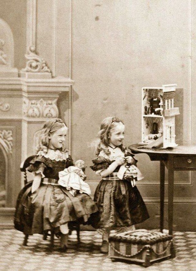 Dvije curice igraju se s kućom za lutke, negdje između 1850.-1860.