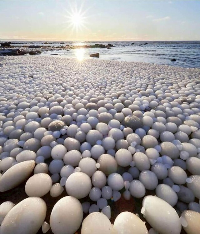 Ledena jaja, tisuće kuglica ledenog pokrivača plaže u Finskoj. Ovaj fenomen događa se kada led prevrću voda i vjetar