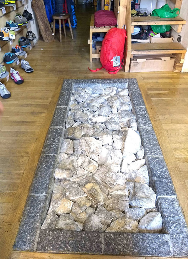 Ova trgovina cipelama za planinarenje ima testno područje