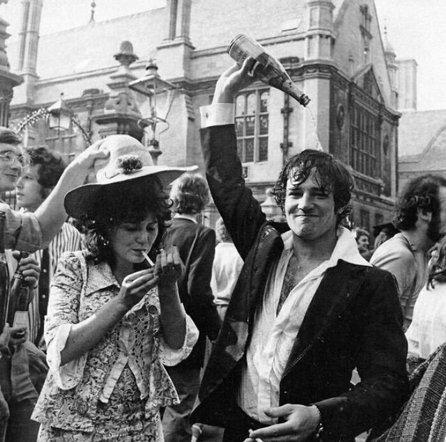 Studenti na Sveučilištu Oxford slave kraj svojih ispita (1976.).