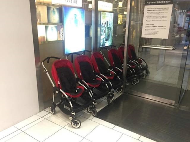 U supermarketima postoje dječja kolica kojima se roditelji koji su došli bez svojih slobodno mogu poslužiti