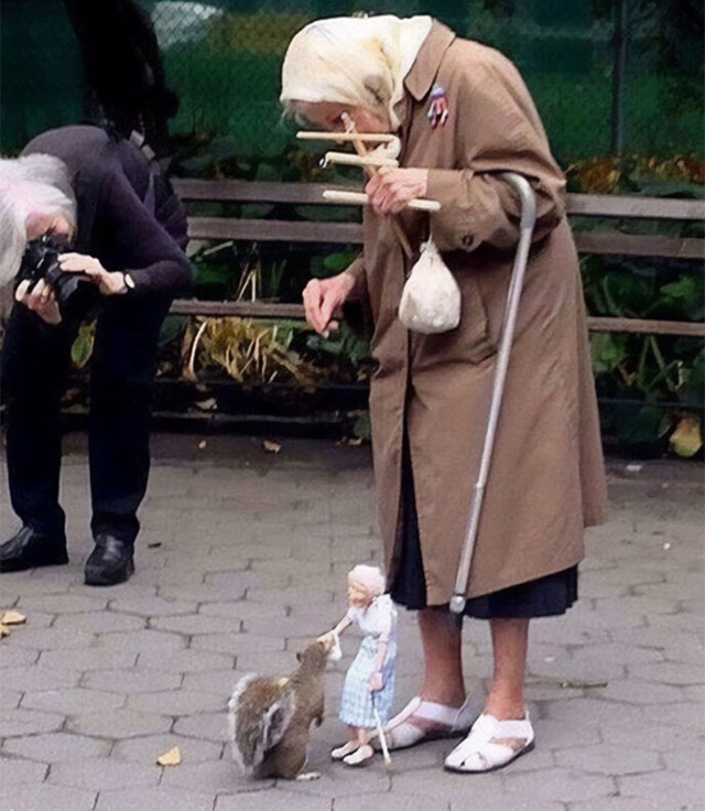 85-godišnja gospođa hrani vjevericu u parku Washington Square u New Yorku lutkom koju je sama napravila
