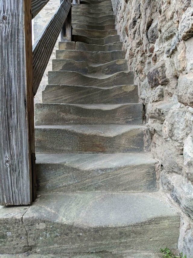 Stepenice koje vode do starog zida oko Dinkelsbühla, Njemačka