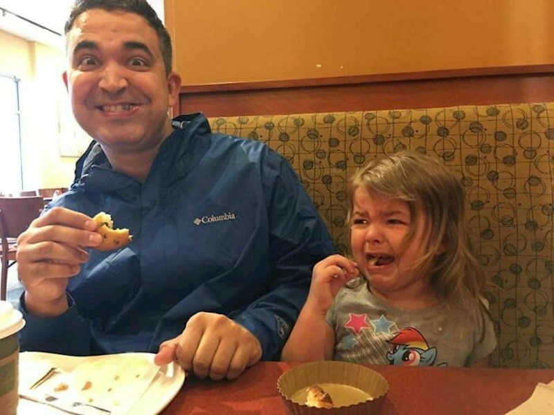 Jer on jede kolačić koji ona nije htjela.