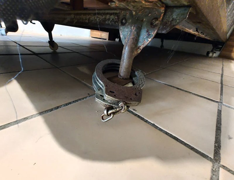 Našao sam par lisica zakačenih za nogu kreveta u svom Airbnbu u Tijuani