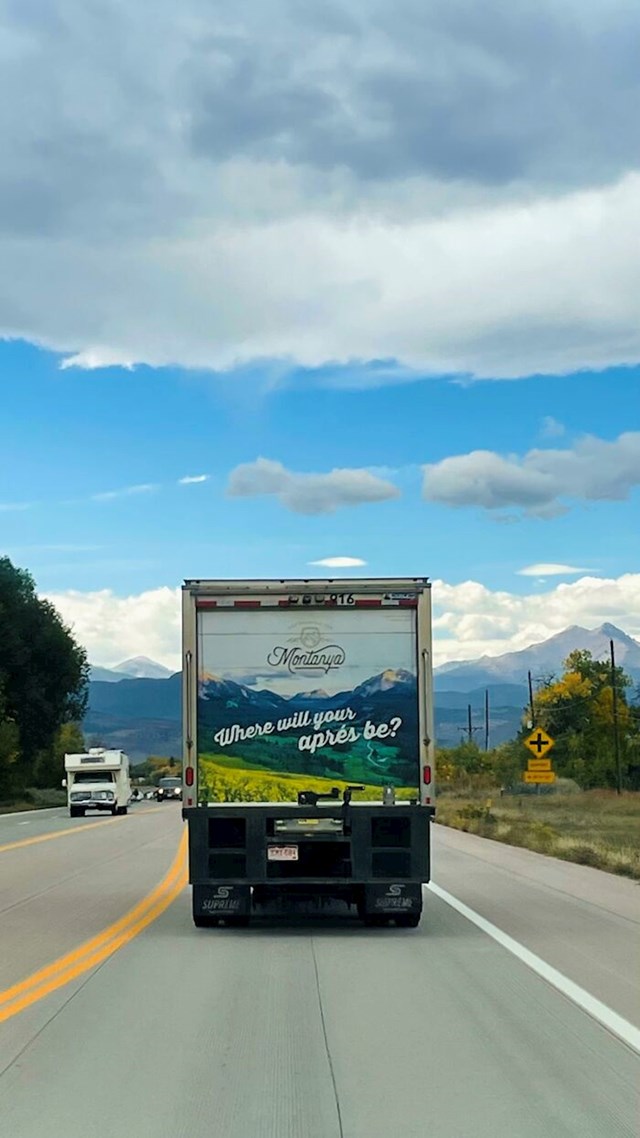 Fotka na kamionu i planina u pozadini se savršeno poklapaju