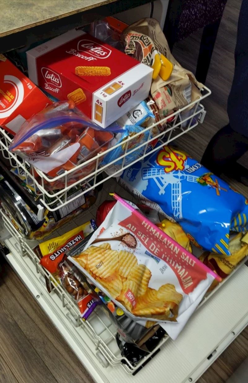 2. Mama se uvijek žali da joj je mala kuhinja pa je počela koristiti perilicu posuđa kao policu i usput nas je naučila da odmah operemo sude za sobom da se ne nakupi previše 😂