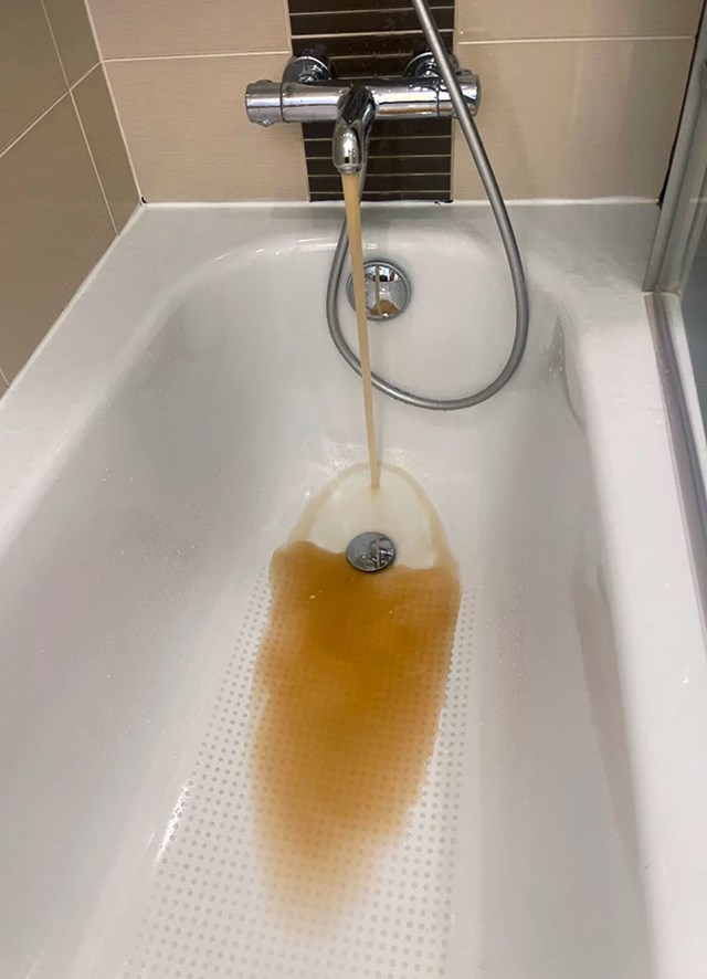 Ovo se dogodi kada pustim toplu vodu u mom pariškom hotelu od 550 eura/noć
