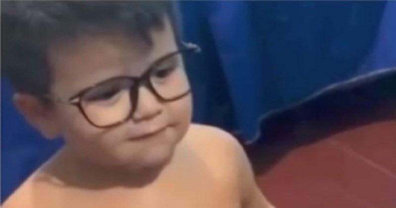 Dječak je postao viralan zbog urnebesnog načina na koji je obrisao naočale za vid, morate vidjeti