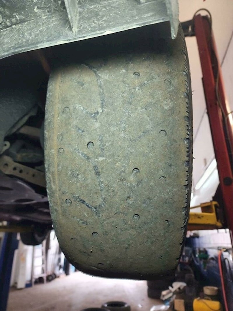 Misli da joj treba promjena gume