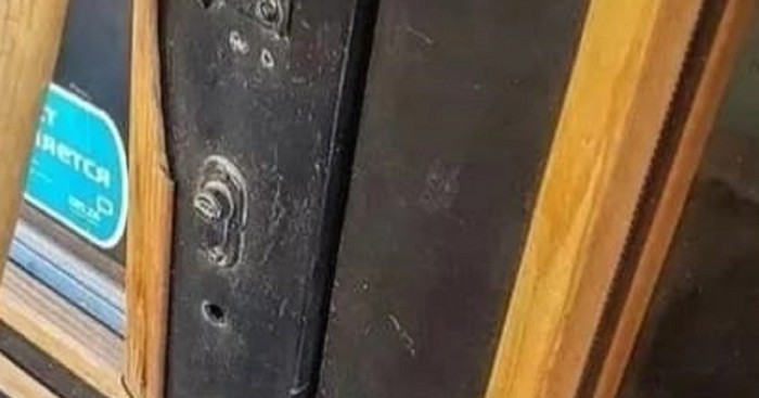 Na ulazu u jedan kafić netko je primijetio bizarnu zamjenu za kvaku, fotka je postala hit u regiji