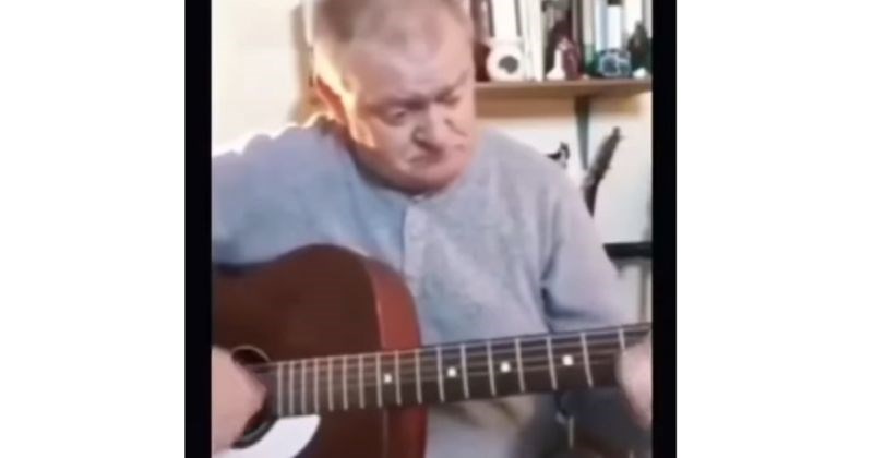 Tip je svirao gitaru kad mu se dogodio urnebesan peh, snimka je sve luđa iz sekunde u sekundu