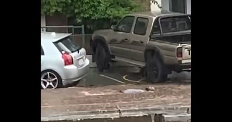 Suludi prizor na poplavljenoj cesti najluđi je video dana, morate vidjeti što radi ovaj tip