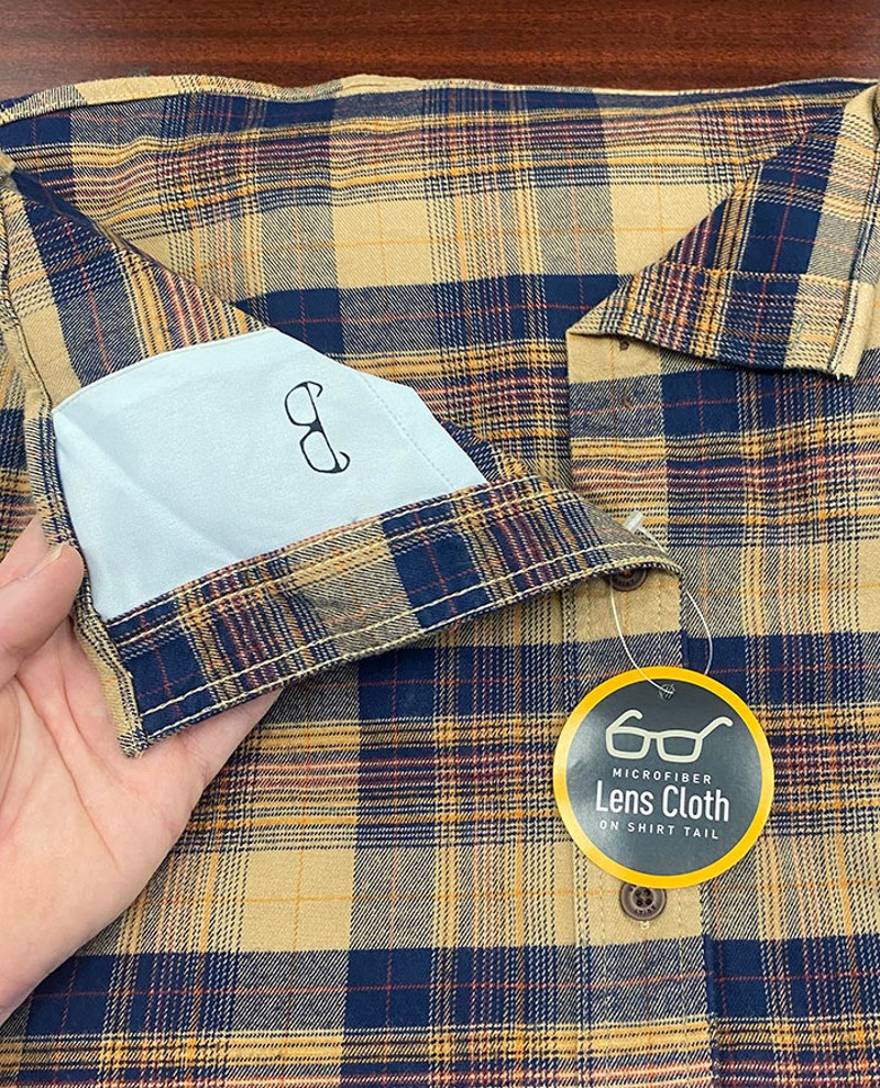 Ova košulja ima ušivenu krpu od mikrovlakana s unutarnje strane, namijenjenu za brisanje naočala