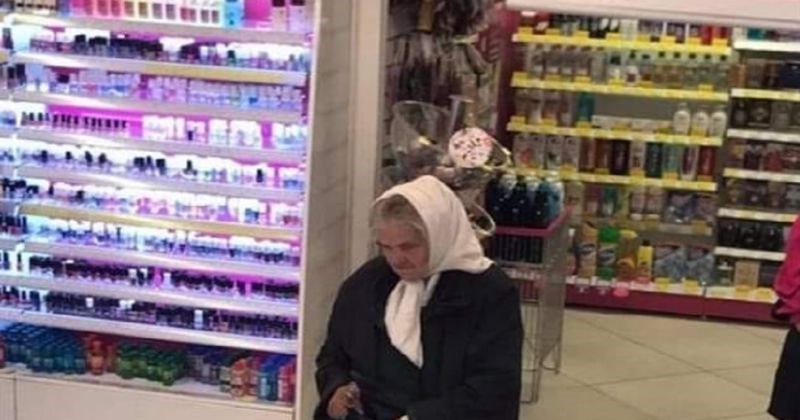 Bizaran prizor fotkan u susjedstvu nasmijao je ekipu na Fejsu, pogledajte koga je izvela ova baka