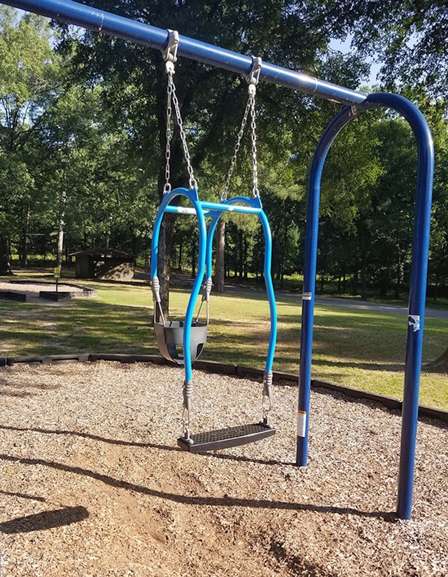 Ovaj park ima ljuljačku na kojoj se roditelj i dijete mogu ljuljati u isto vrijeme