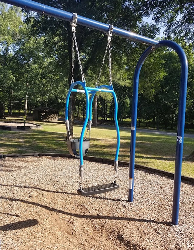 Ovaj park ima ljuljačku na kojoj se roditelj i dijete mogu ljuljati u isto vrijeme