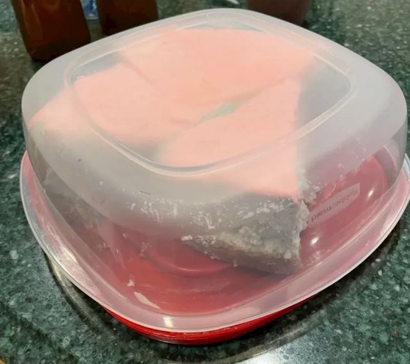 Ako nemate zvono za tortu, samo okrenite plastičnu posudu naopačke!