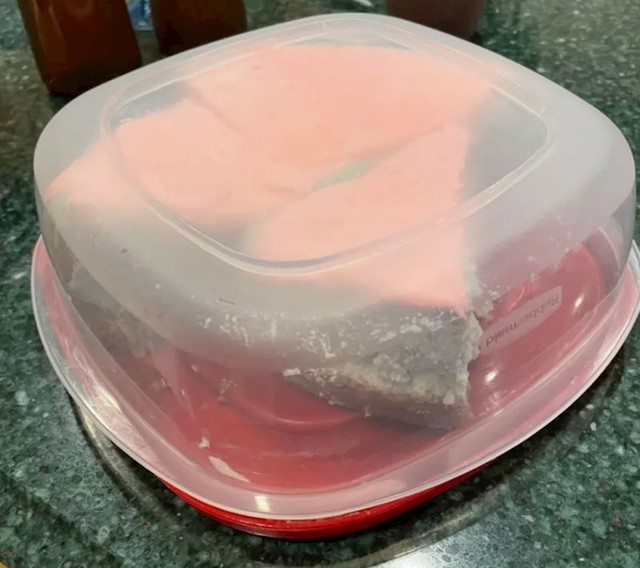 Ako nemate zvono za tortu, samo okrenite plastičnu posudu naopačke!