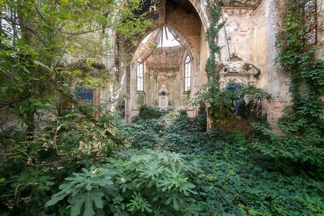 Napuštenu crkvu u Italiji zauzele su biljke
