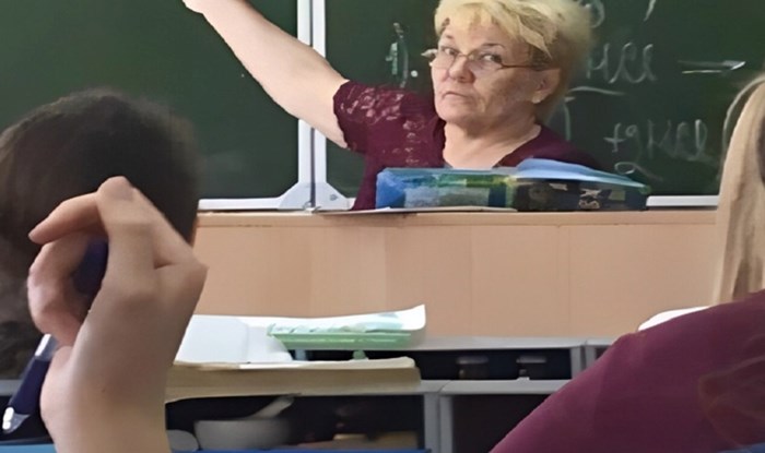 Profesorica je objašnjavala gradivo na ploči, ekipa na Fejsu u čudu je zbog onog što drži u ruci