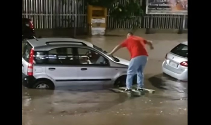 Tip je pokušavao ući u auto na poplavljenoj vesti bez da se smoči, uslijedio je totalni show