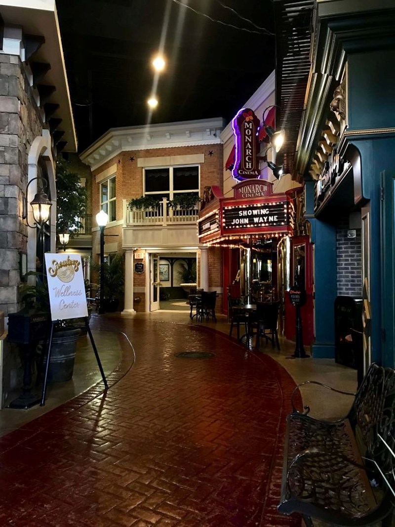 Lokalni starački dom je dizajniran kao grad u zatvorenom. Imaju kino, pub i slične sadžaje